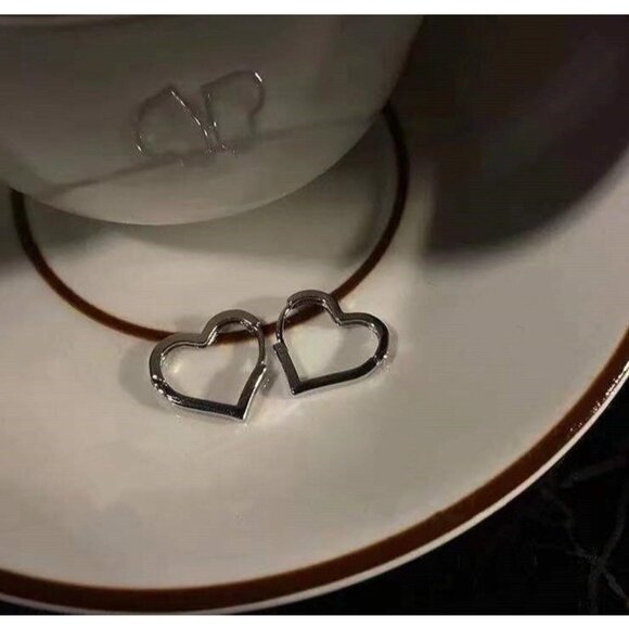 Minimalist Heart Stud Earrings - Picture 5 of 7